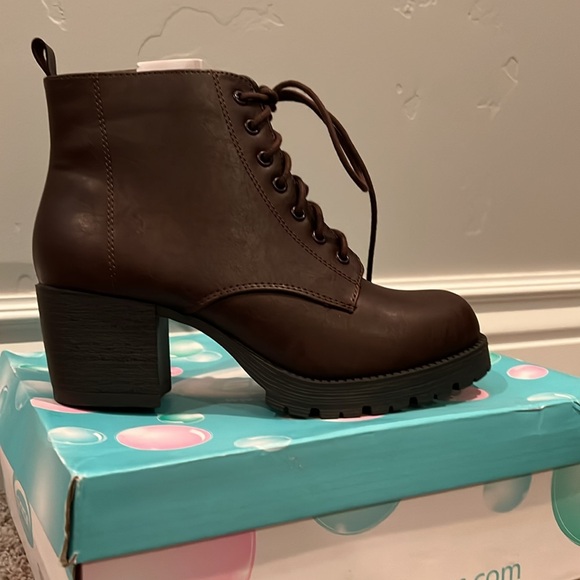 Brown ankle boots from Soda. Size 7.5 heel is 2.5 - Picture 5 of 10